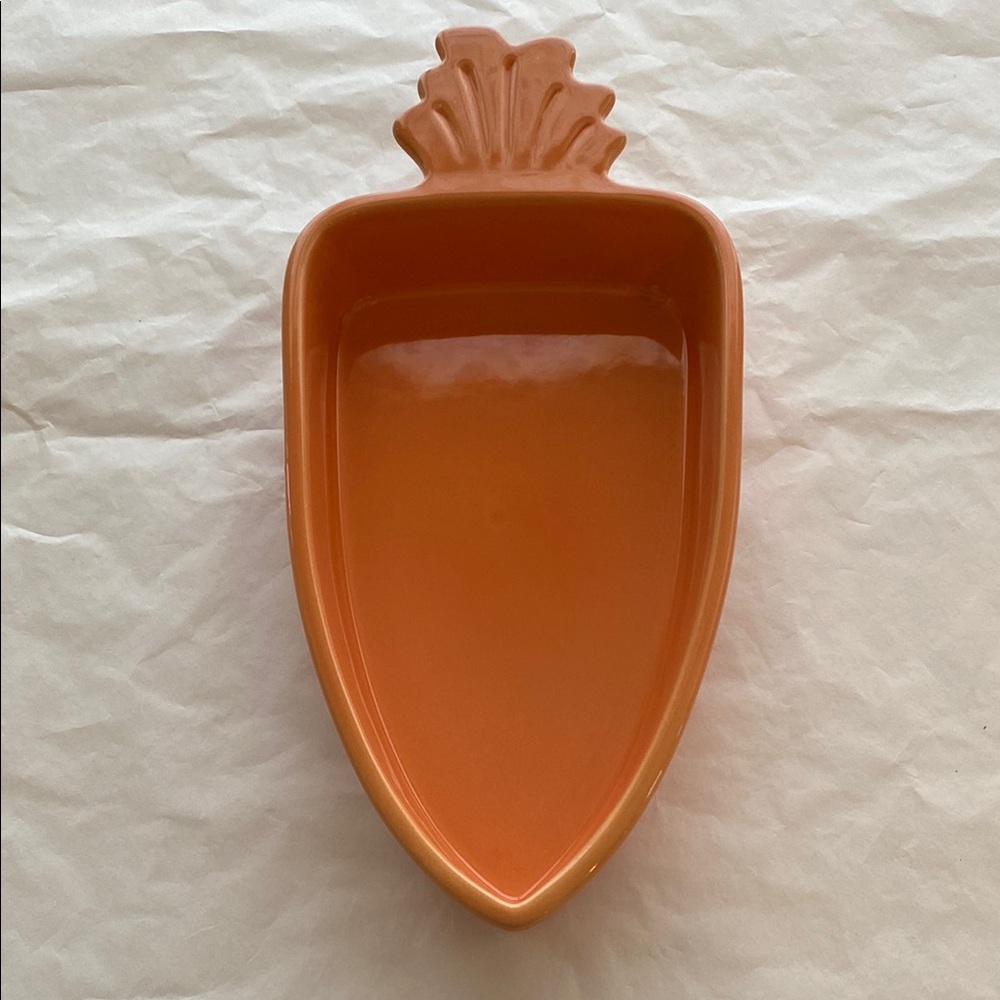 Chantal. Orange Carrot-Shaped Ceramic Dish
1 quart/.95 liter. Like new